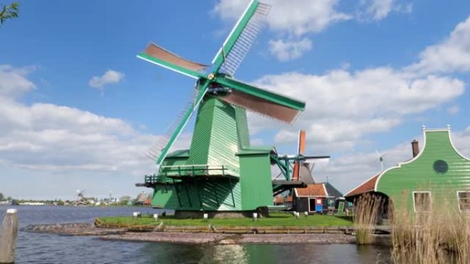 三个传统的荷兰风车早上