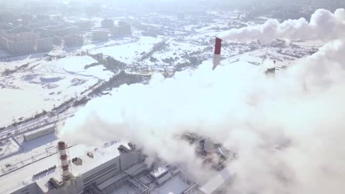 空中射击来自城市化工厂工业管道的无人机烟雾云。现代城市无人机景观中的heting工厂吸烟烟囱。锅炉管