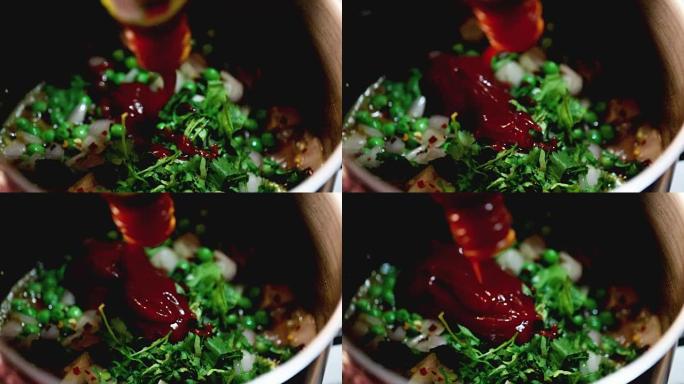 将番茄酱喷到用香菜装饰的盘子里。