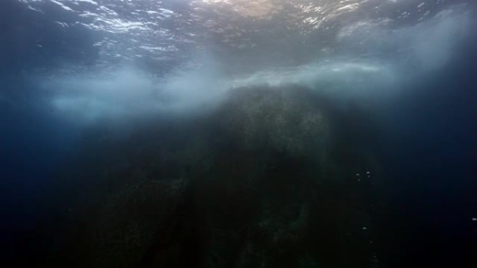 在太平洋水下放下珊瑚礁。