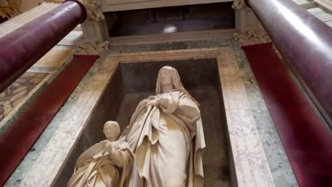 意大利罗马万神殿教堂的母子大雕像