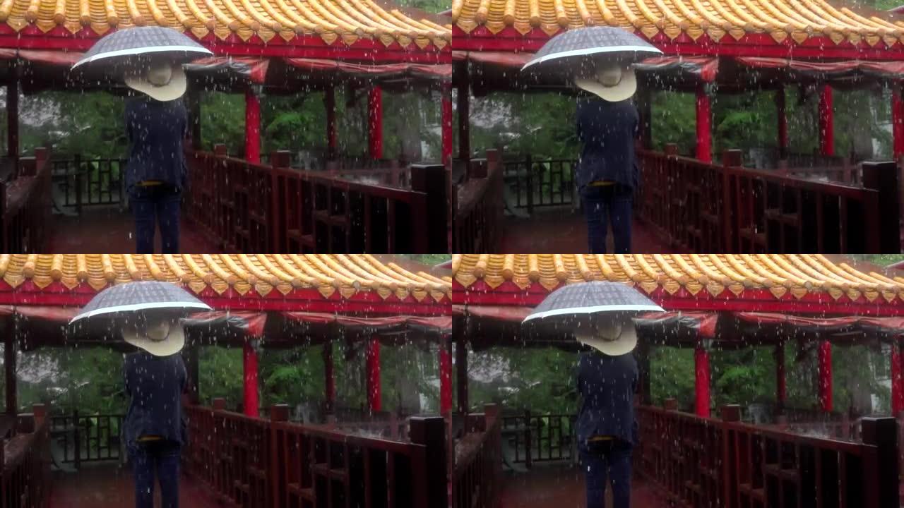 旅游女子在雨中慢动作中撑伞