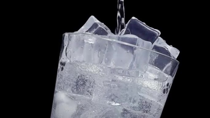 慢动作时将水倒入冰杯中
