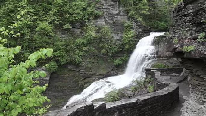 路西法瀑布在纽约特雷曼州立公园