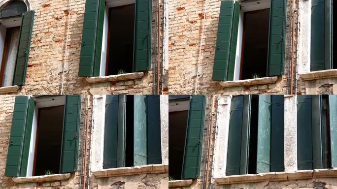2017年9月7日，意大利威尼斯: 所谓的威尼斯或意大利建筑，美丽的老式玻璃窗，绿色百叶窗和红色砖墙