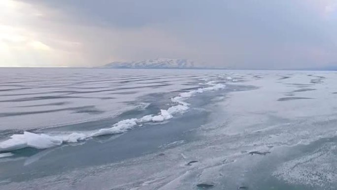 乘直升机飞越冰海或海洋。