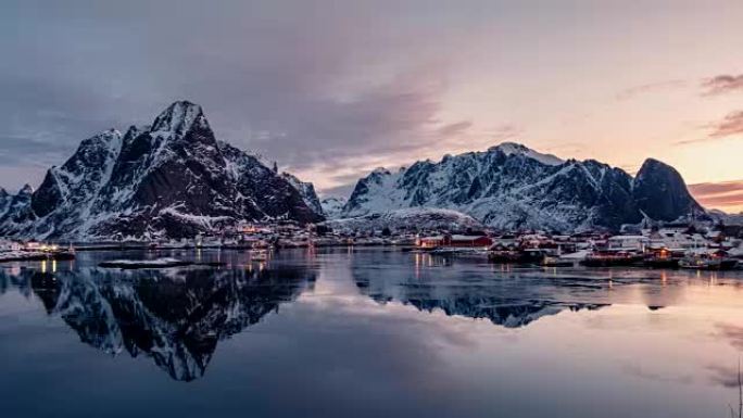 早晨，挪威渔村被群山环绕的时间流逝