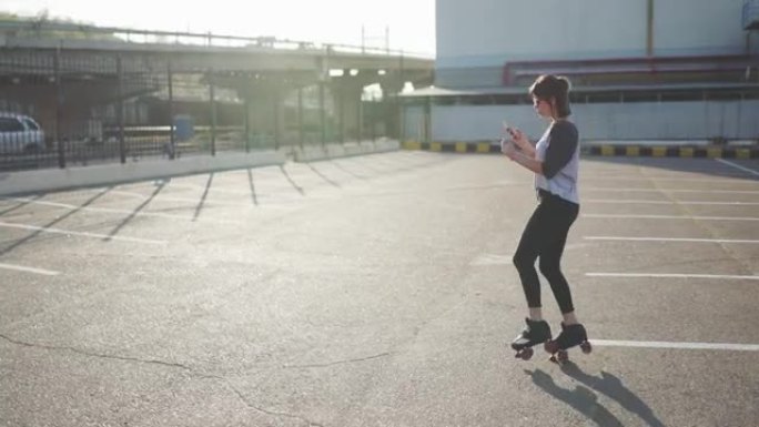 迷人美丽的年轻女子骑着轮滑，在街上跳舞。城市背景