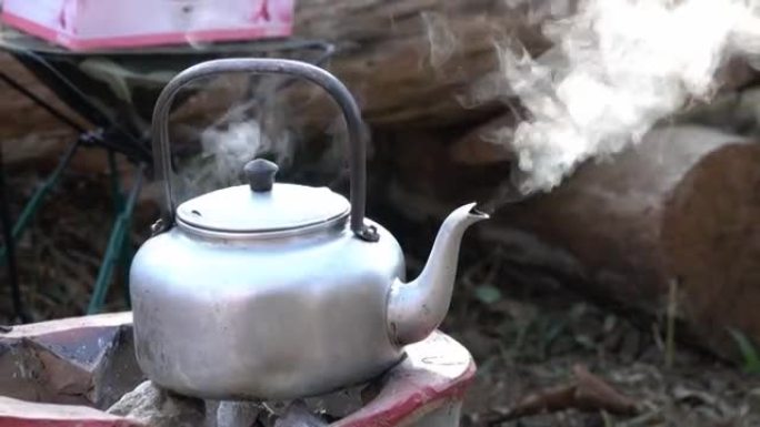 热咖啡用水壶煮沸的蒸汽