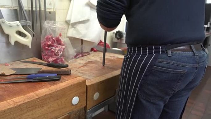 传统英国肉店的食物准备磨刀。