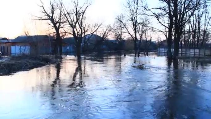 春季洪水期间，水在大坝上肆虐。城市洪水泛滥。自然灾害。城市中的大水