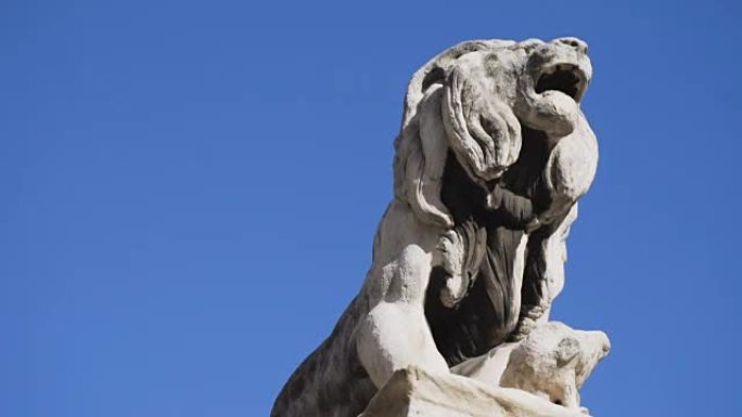 意大利的狮子纪念碑。股票。意大利那不勒斯烈士美德纪念碑四只白色石狮之一