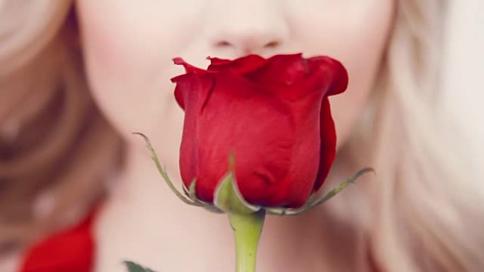 红唇红玫瑰女孩脸特写。