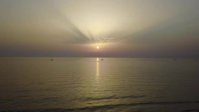 无人机鸟瞰渔船在日出时拉网。亚得里亚海成本。艾米莉亚·罗马涅。意大利