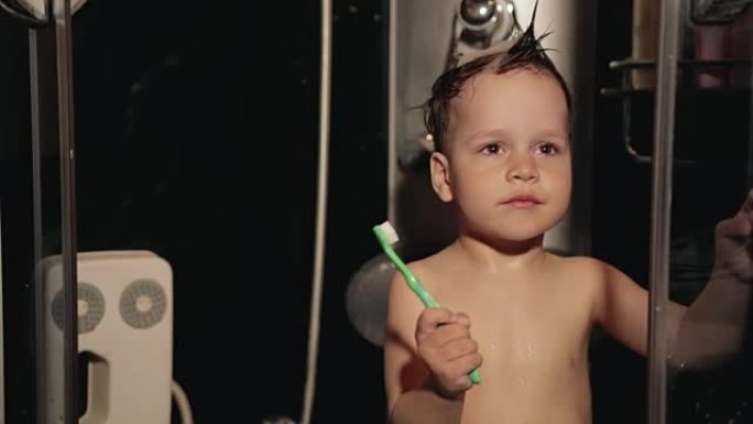 2-3岁的有趣小男孩在淋浴时刷牙并大笑
