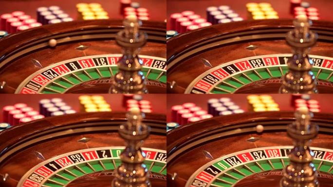 旋转轮盘。拉斯维加斯轮盘赌游戏。轮子和赌博筹码。特写视频慢动作镜头