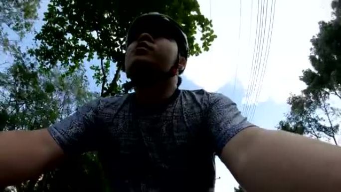 POV: 亚洲男子在城市骑自行车