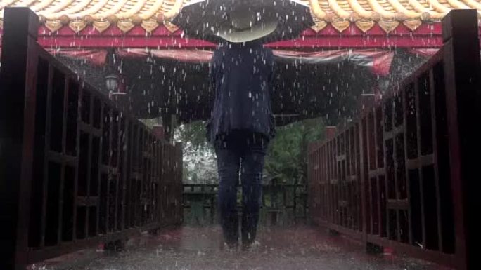 旅游女子在雨中慢动作中撑伞