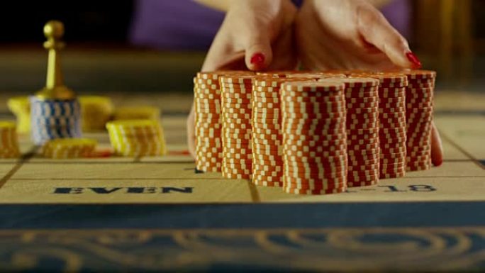赌场赌场老板在黑杰克桌上移动筹码。用RED EPIC DRAGON电影摄影机慢动作拍摄。