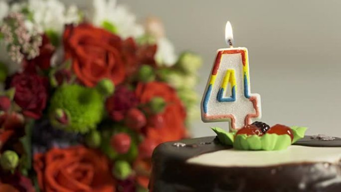 多莉: 插花和带燃烧蜡烛的生日蛋糕4号