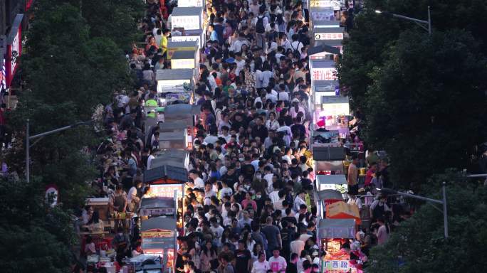 夜市美食街游客