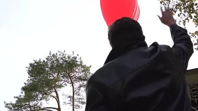 男子向热气球挥手。欢迎乘客