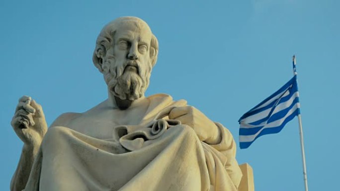 希腊国旗背景下的柏拉图古代伟大希腊学者大理石雕像的特写。