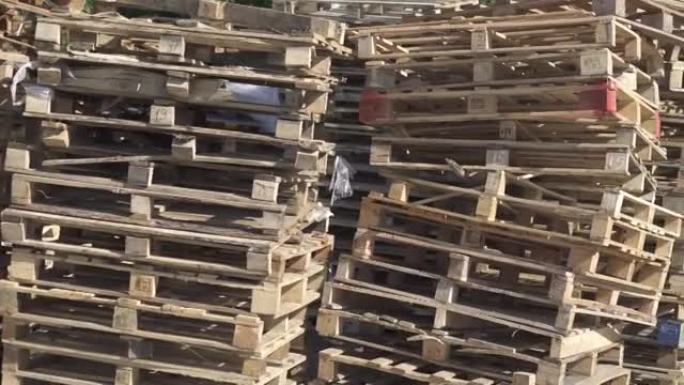 木托盘堆放在仓库里。货盘上的货物交付