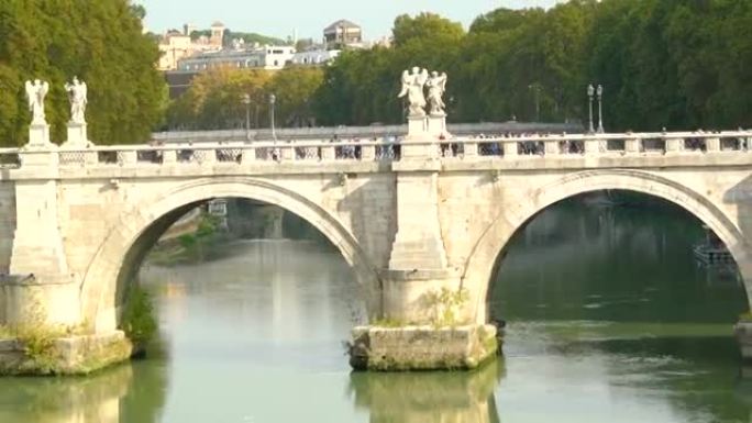 意大利罗马清水中桥的倒影