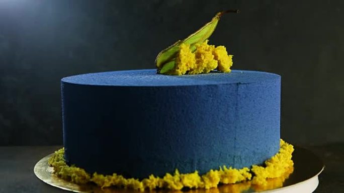 用干梨装饰的蓝色蛋糕