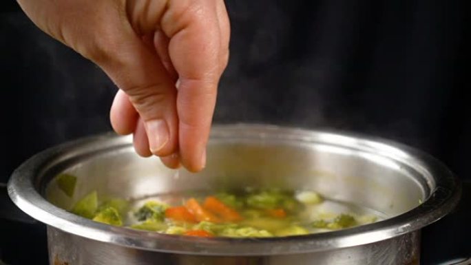 在蔬菜汤中加盐，慢动作