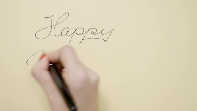 女人用钢笔在空白贺卡上写字生日快乐的俯视图