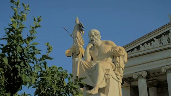伟大的希腊哲学家苏格拉底的雕像背景古典圆柱和慢动作的希腊国旗。