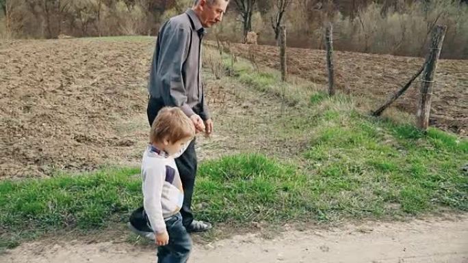 爷爷和孙子一起散步