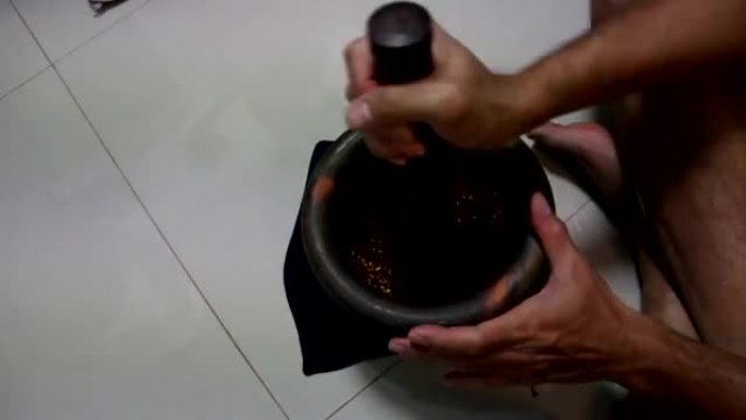 用石制砂浆手工研磨辣椒