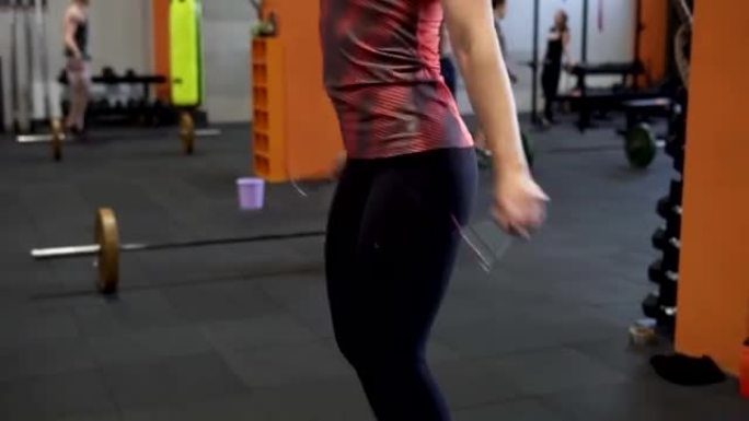 健身女士在健身房做双跳绳锻炼