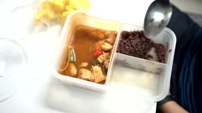 用罗望子酱和饭盒制成的酸汤