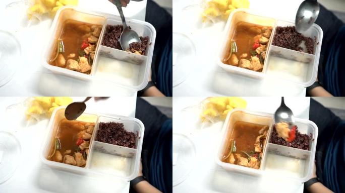 用罗望子酱和饭盒制成的酸汤