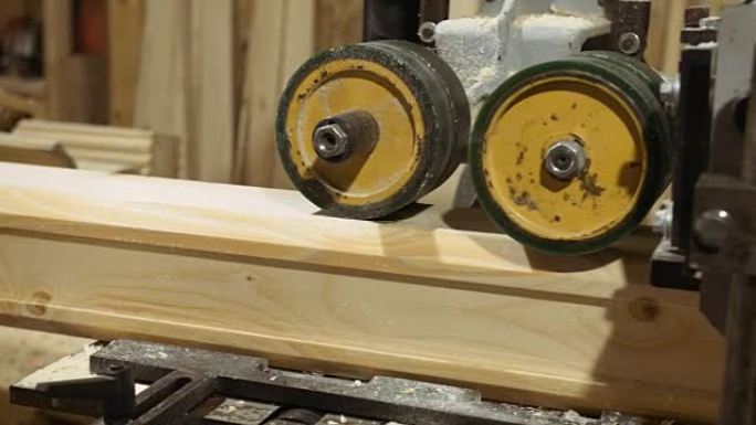 锯木厂的木块滑出木匠接合机