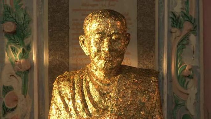具有代表性的著名僧侣雕像，带有金箔