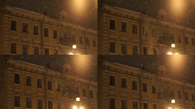 人从楼顶下雪。该市夜间降雪较强