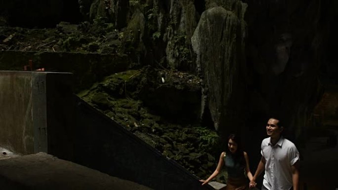夫妇参观马来西亚吉隆坡附近的黑风洞