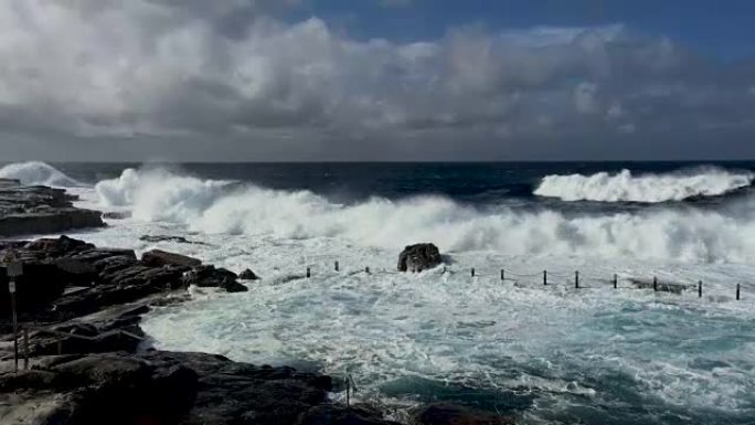 公海和岩石池的危险冲浪