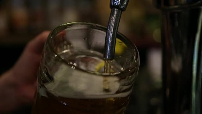 将啤酒从桶中通过分配器直接倒入杯子中。