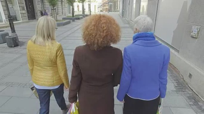 三个成熟的女人外出购物