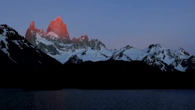 阿根廷菲茨罗伊山的日出