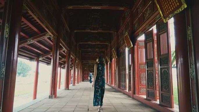 走在中国古代皇城的女人