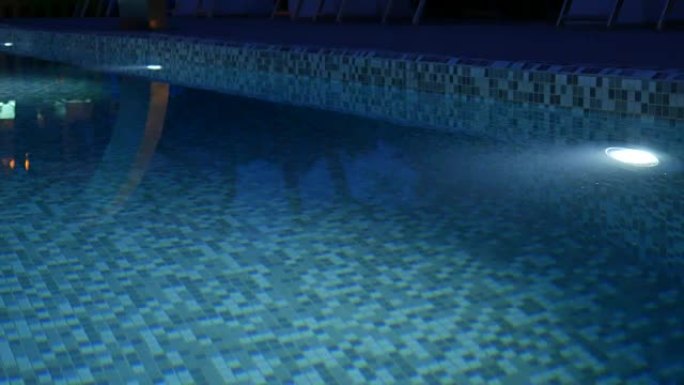游泳池有夜间照明，可以改变颜色。带冷水的室外酒店游泳池