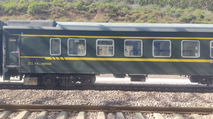 实拍旅途火车窗外风景蓝天白云