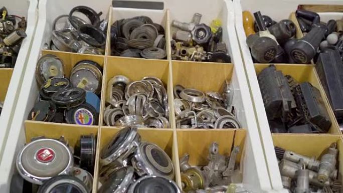 一个盒子被分成汽车的某些部分